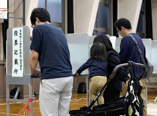 衆院選で投票に訪れた有権者ら（２７日、東京都中央区で）＝野口哲司撮影