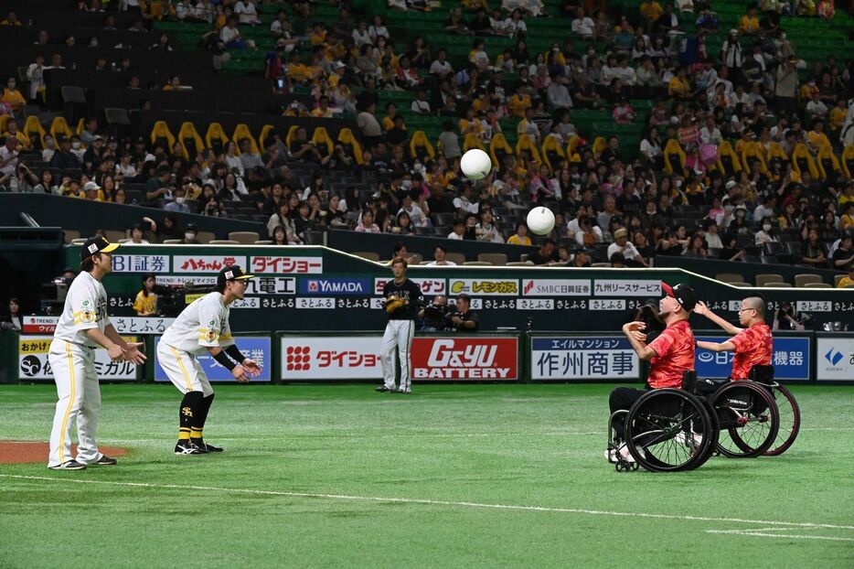 ボールを投げるパリ・パラリンピック車いすラグビー日本代表の（右から）草場龍治と乗松聖矢（撮影・星野楽）