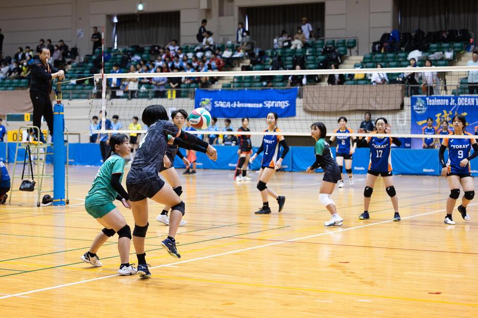 女子は24チームが参加。4グループで1セットマッチの予選を行い、順位決定戦のみ3セットマッチで行った