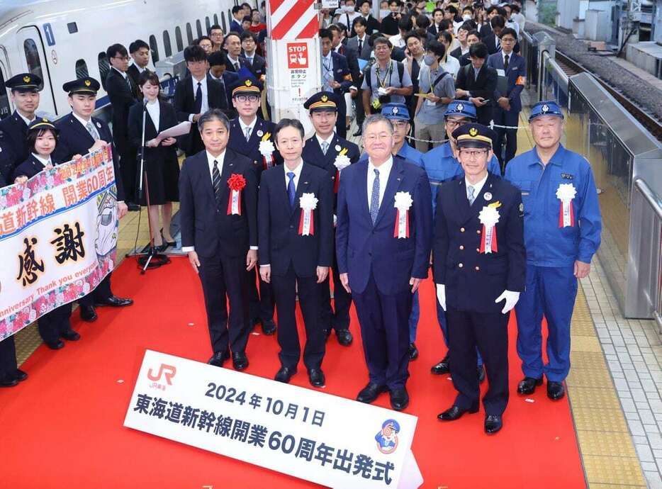 東海道新幹線60周年出発式で記念撮影に応じるJR東海の丹羽俊介社長（前列左から2人目）ら＝1日午前、東京駅（岩崎叶汰撮影）