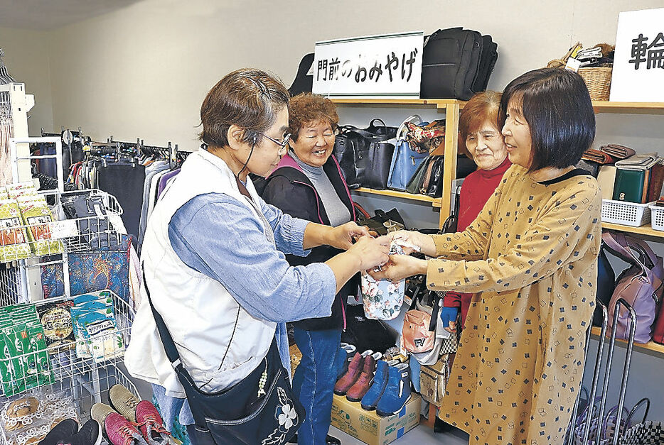 プレオープンした仮設商店街で買い物を楽しむ住民＝１２日午前１０時半、輪島市門前町