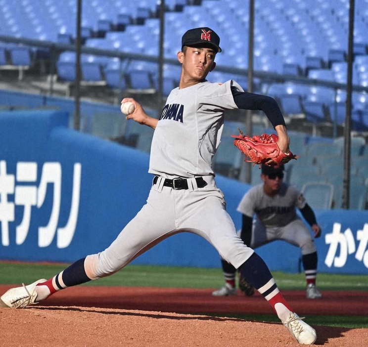 ＜横浜・東海大相模＞先発して力投した横浜・織田（撮影・村井　樹）