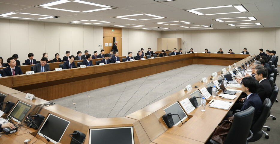 ＮＴＴ法の見直しを検討する情報通信審議会の通信政策特別委員会＝２９日午前、東京・霞が関の総務省