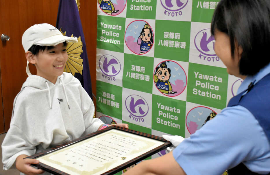 感謝状を受け取る柴田さん（京都府警八幡署）