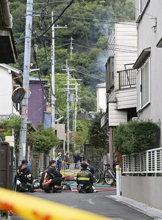 規制線が張られた大阪府大東市の火災現場周辺＝18日午後0時45分