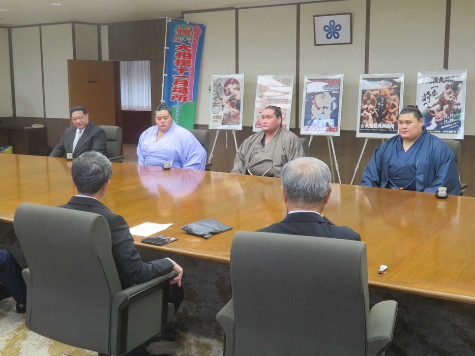 九州場所初日を前に福岡県庁を訪問した（左から）浅香山親方、琴桜、照ノ富士、大の里