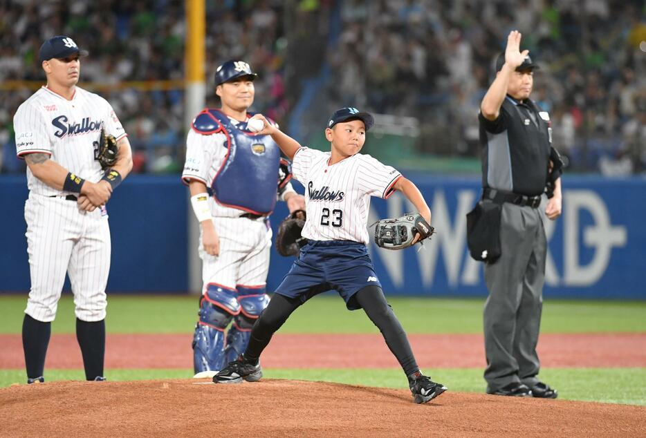 　始球式を務めた青木の長男（撮影・佐々木彰尚）