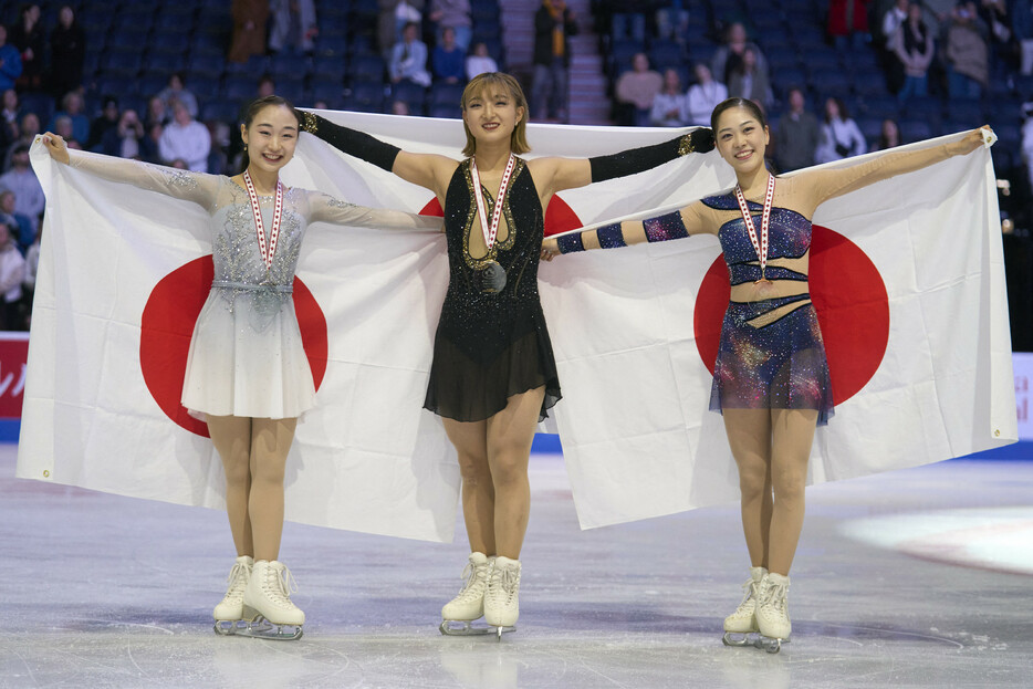 フィギュアスケートのグランプリ（ＧＰ）シリーズ第２戦、スケートカナダの女子で表彰台を独占した日本勢。（左から）２位の松生理乃、優勝の坂本花織、３位の吉田陽菜＝２６日、カナダ・ハリファクス