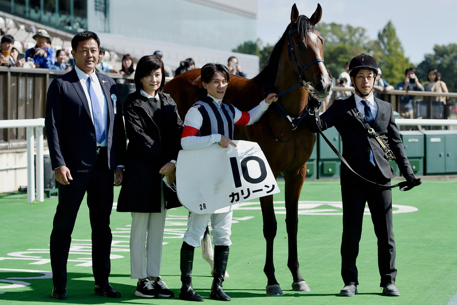 カリーンの口取りに臨んだ菅野隆志オーナー（左端）