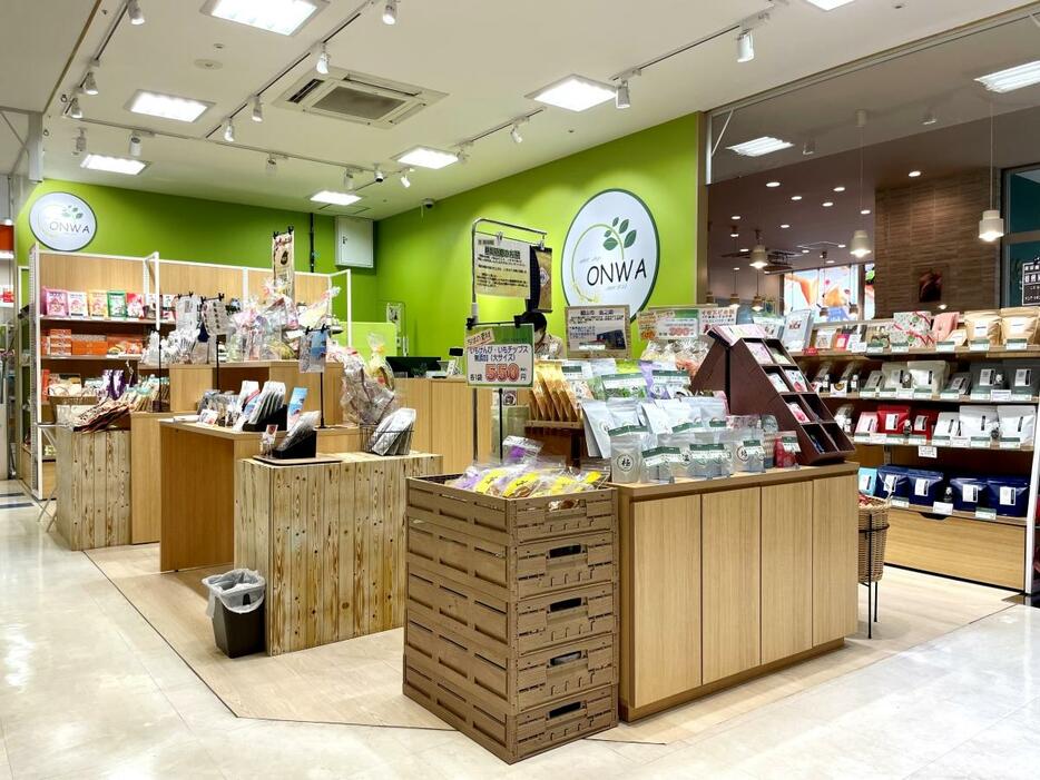 鮮やかな緑色の壁紙が目を引く店内。以前は「福屋茶舗」があった場所