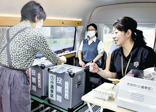 ワンボックスカーの車内で期日前投票をする有権者（１９日、境町で）