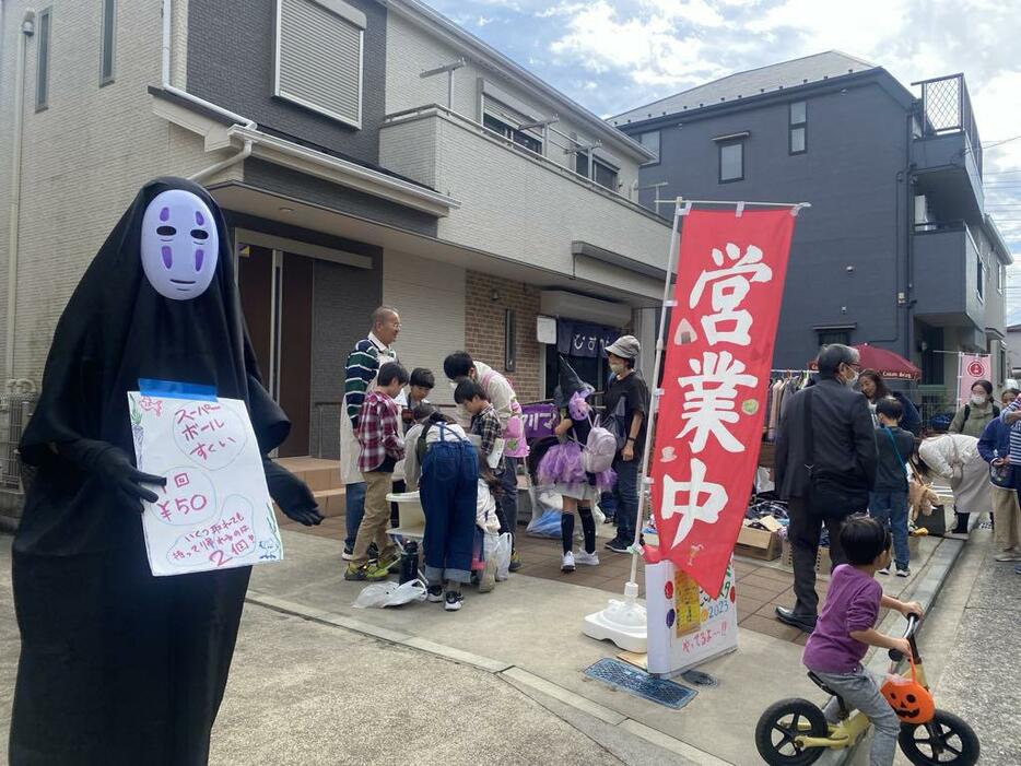 前回開催時、スーパーボールすくいを楽しむ子どもたち（写真提供＝大神商店会）