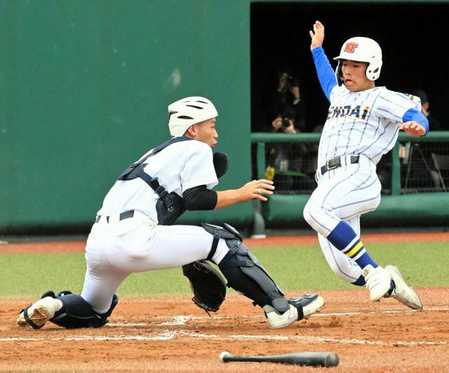 健大高崎―佐野日大　健大高崎二回、石垣の適時打で栗原が生還して2点目。捕手阿部=2024年10月29日、川崎市の等々力球場、津布楽洋一撮影