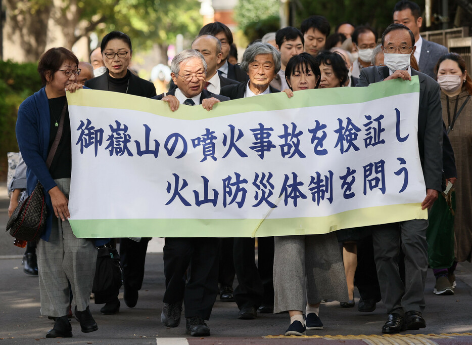 御嶽山噴火災害に関する国家賠償訴訟の控訴審判決を前に、東京高裁に入る原告ら＝２１日午後、東京・霞が関