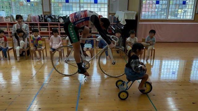 三輪車の園児と競争だ