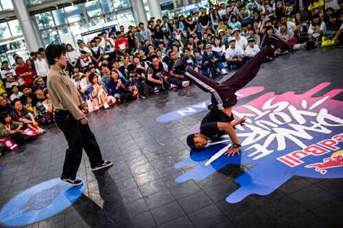 ２０１８年のRed Bull Dance Your Style日本大会で半井（右）と対戦するＭＡｉＫＡ（Jason Halayko/Red Bull Content Pool）