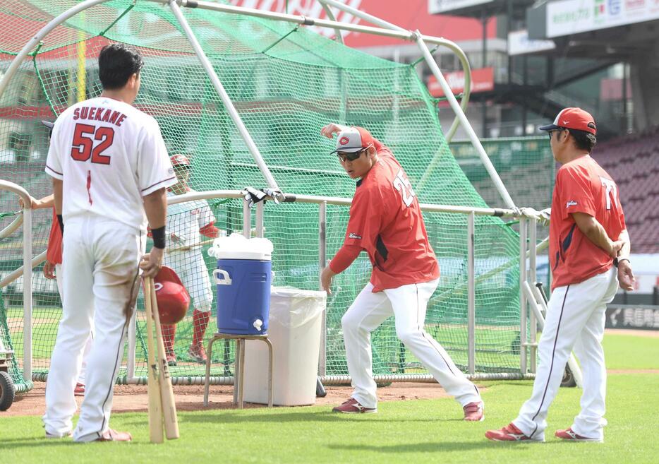 　末包（左）に打撃指導をする新井監督（撮影・市尻達拡）