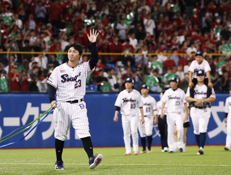 引退セレモニーでファンの声援に応えるヤクルト・青木【写真：共同通信】