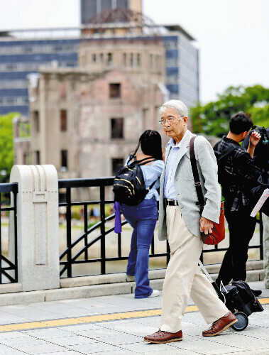 坪井直さんの遺志を継ぎ、大病を患っても酸素吸入器を携えて語り部を続ける清水弘士さん（６月、広島市で）＝東直哉撮影