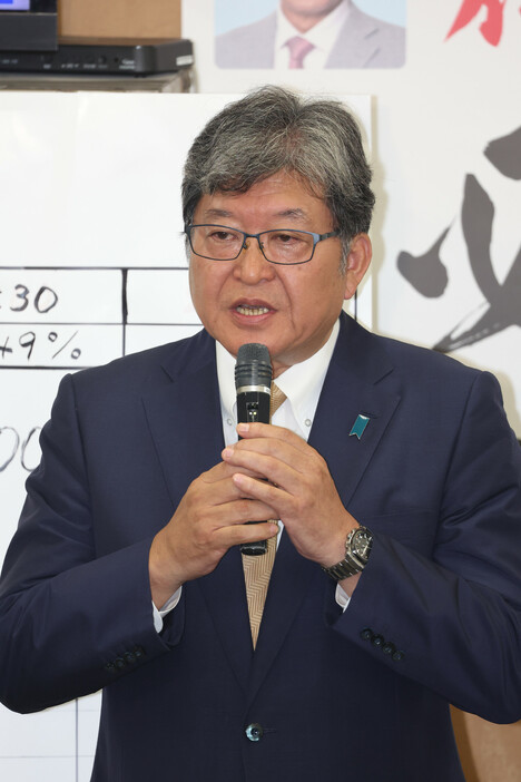 当選確実となり、あいさつする萩生田光一氏。「政治家として新しい命を吹き込んでいただいた思いだ。初心に返って皆さんの声を（国会に）届けたい」と終始厳しい表情で述べた＝２７日深夜、東京都八王子市