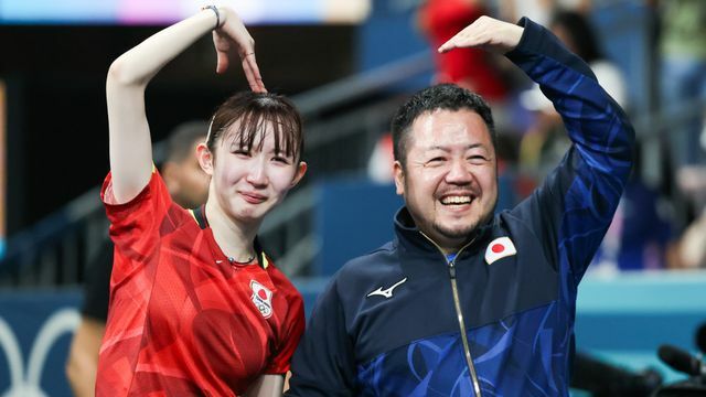 パリ五輪卓球女子シングルス銅メダル獲得に涙する早田ひな選手と石田大輔コーチ(写真：青木紘二/アフロスポーツ)