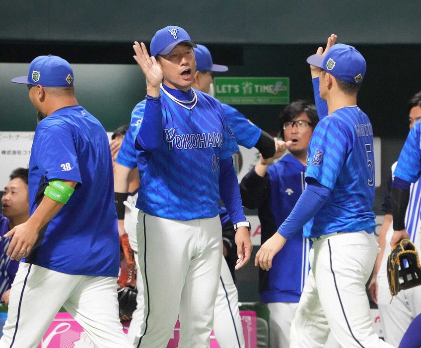 日本シリーズ＜ソ・D（5）＞勝利しナインを迎える三浦監督（中）（撮影・岡田　丈靖）