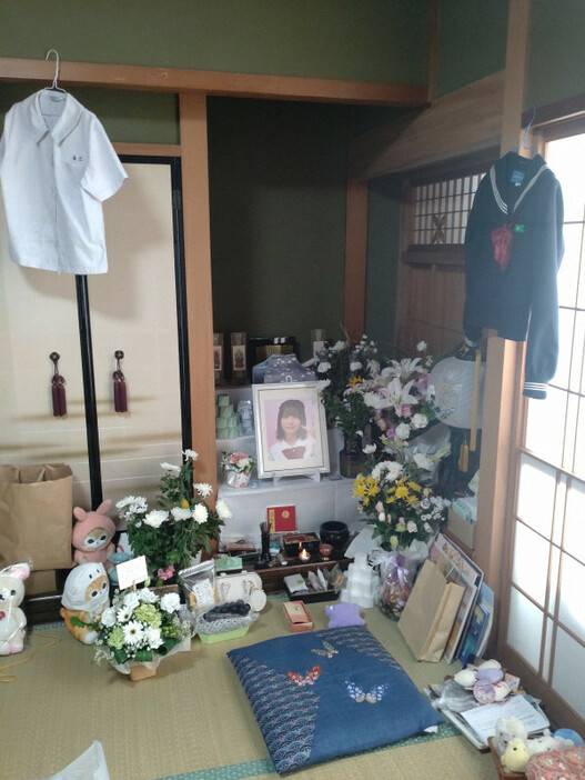 能登豪雨で亡くなった喜三翼音さんの祖父宅では、遺影の周りに花や好きだったぬいぐるみ、制服などが大切に飾られていた＝石川県野々市市で2024年10月21日午後1時44分、国本ようこ撮影