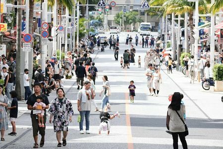 那覇大綱挽で車両規制となった国際通りでは、道路の中央で子どもがくるりと一回転するかわいらしい姿もありました＝１３日、那覇市（竹花徹朗撮影）