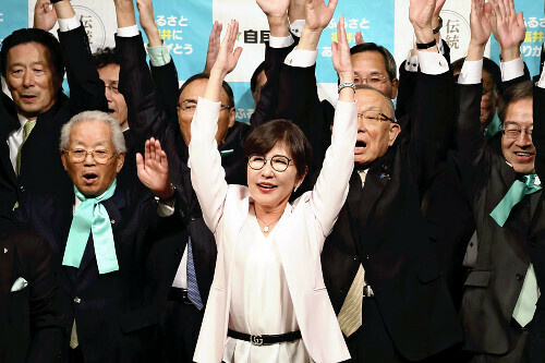 ７選を果たし、万歳をする稲田さん（２７日午後１１時５分、福井市で）