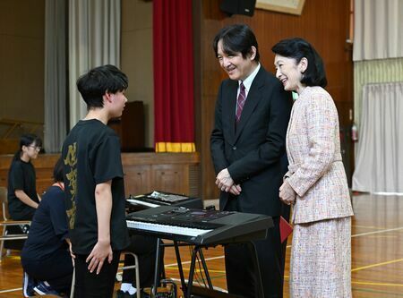 演奏者に声をかけられる秋篠宮ご夫妻＝佐賀市の県立盲学校（撮影・川南慎司）