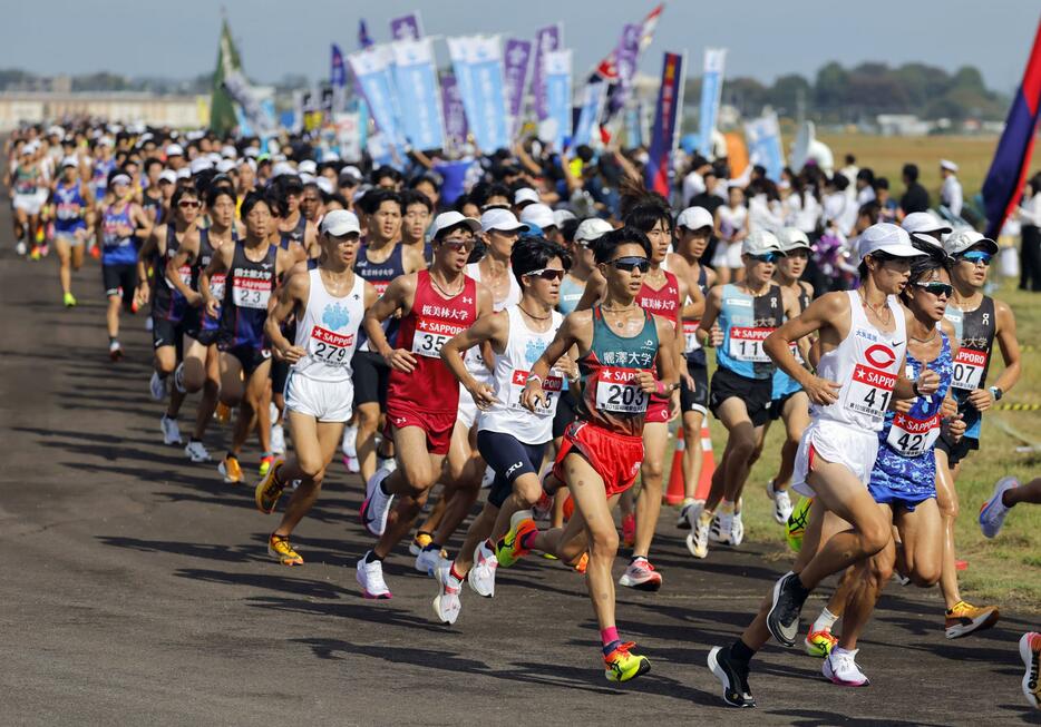 力走する各大学の選手たち＝陸上自衛隊立川駐屯地