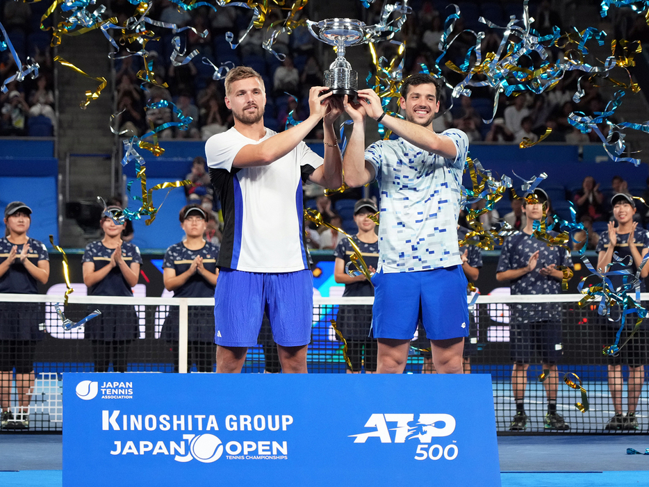 「木下グループジャパンオープンテニスチャンピオンシップス」（東京・有明コロシアムおよび有明テニスの森公園コート）の男子ダブルスで優勝を飾ったジュリアン・キャッシュ（イギリス／右）とロイド・グラスプール（イギリス）（Getty Images）