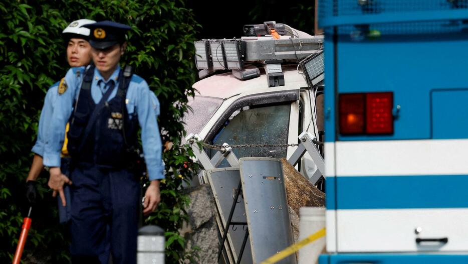 首相官邸の入り口を調査する警察。奥には突入しようとした軽バンが見えるPhoto： REUTERS/Kim Kyung-Hoon