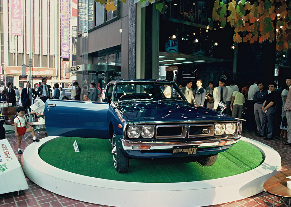 東京・銀座の中心部にある日産ギャラリーに展示されたハードトップ2000GT-X。デザイン的にも、2ドアHTはアイラインウインドーが注目を集めた。