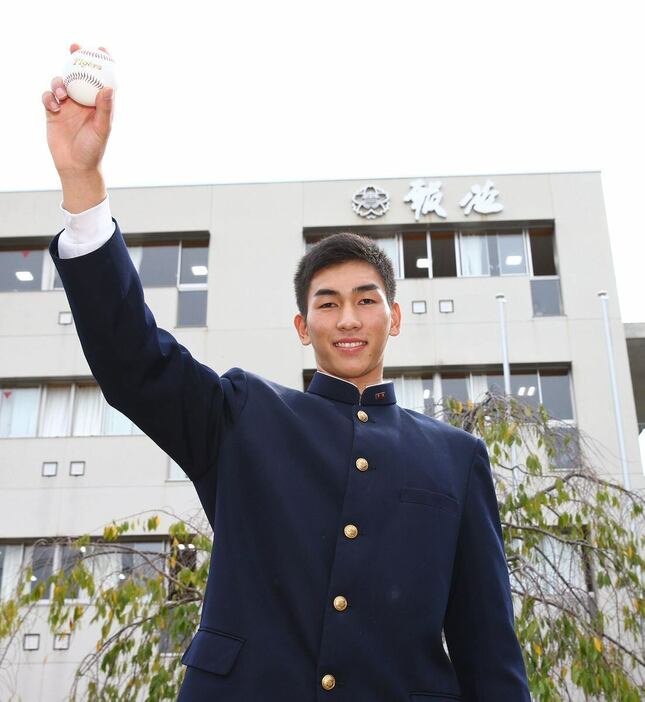 会見後、写真に納まる阪神D2位の報徳学園・今朝丸裕喜。ゆくゆくは日の丸を背負うつもりだ＝報徳学園高校（撮影・斉藤友也）