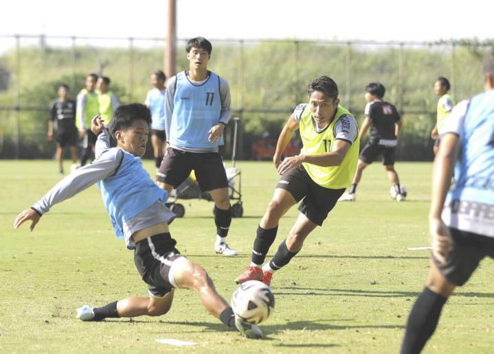 鹿児島戦に向け、練習する愛媛FC＝17日、松山市井門町