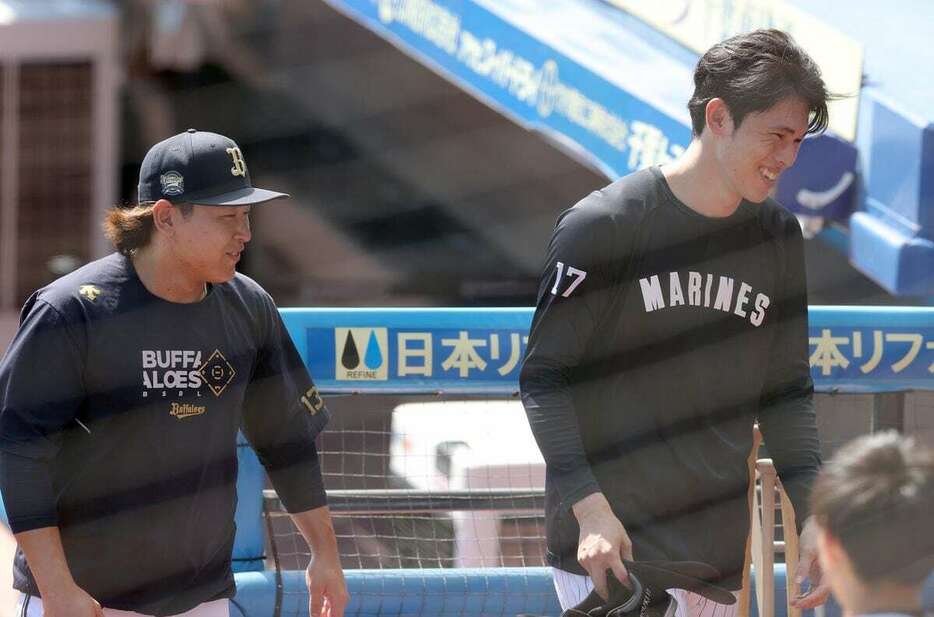 8月12日のオリックス戦前に宮城大弥と談笑するロッテ・佐々木朗希＝ZОZОマリンスタジアム