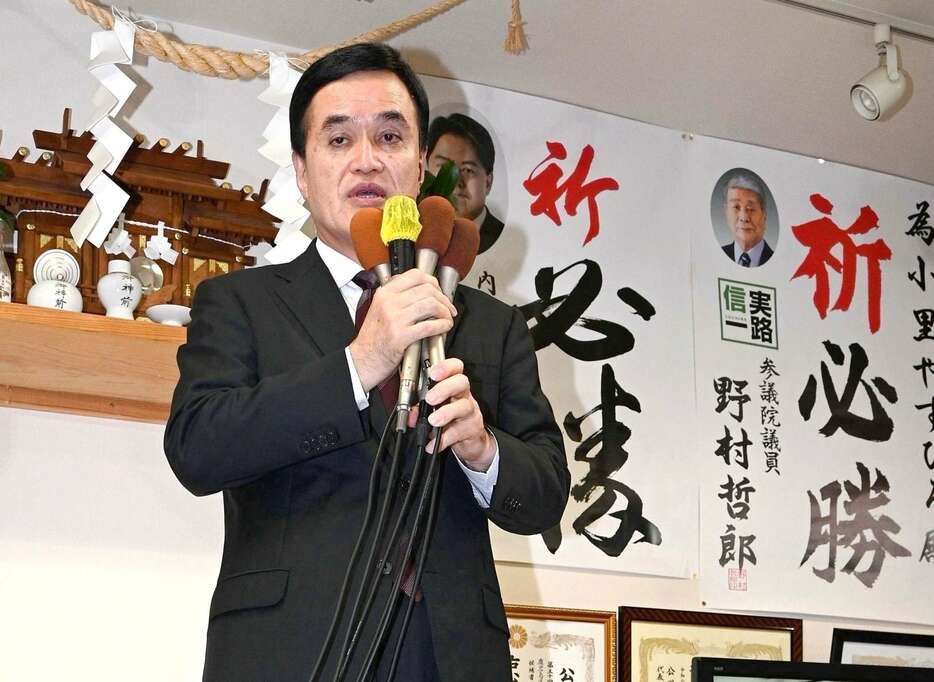 集まった支持者らに敗戦の弁を述べる小里泰弘さん＝２７日午後８時２４分、薩摩川内市平佐１丁目