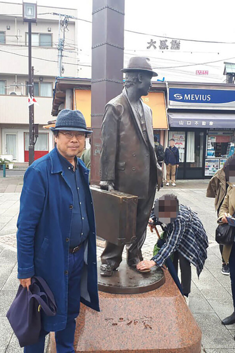 京成柴又駅前にある「フーテンの寅像」の前に立つ小泉さん（2019年4月）