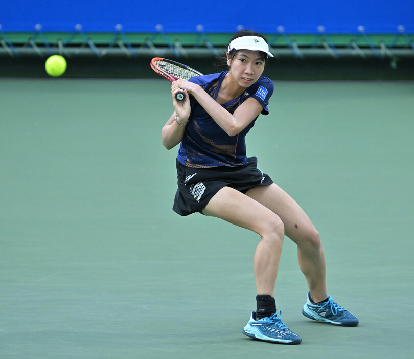 女子テニスの木下グループ・ジャパンオープン。シングルス準々決勝で２０歳の伊藤あおい（写真）がエバ・リス（ドイツ）に６―７、６―２、６―３で逆転勝ちし、ツアー本戦初出場で準決勝に進んだ＝１８日、大阪