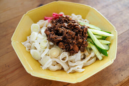 盛岡風肉みそのっけうどん。