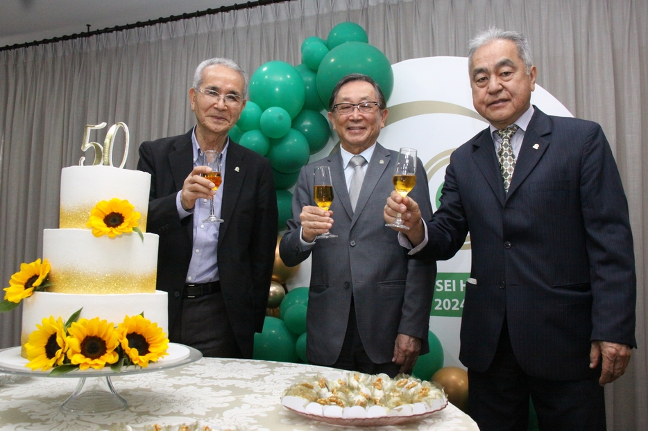 乾杯する菊地名誉会長、税田会長、土井運営委員長（左から）