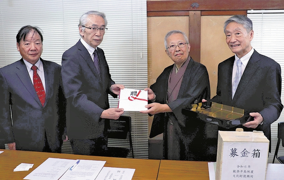 寄付金を受け取る松平常務理事（中央左）と木村理事長（同右、京都市下京区で）寄付金を受け取る松平常務理事（中央左）と木村理事長（同右、京都市下京区で）