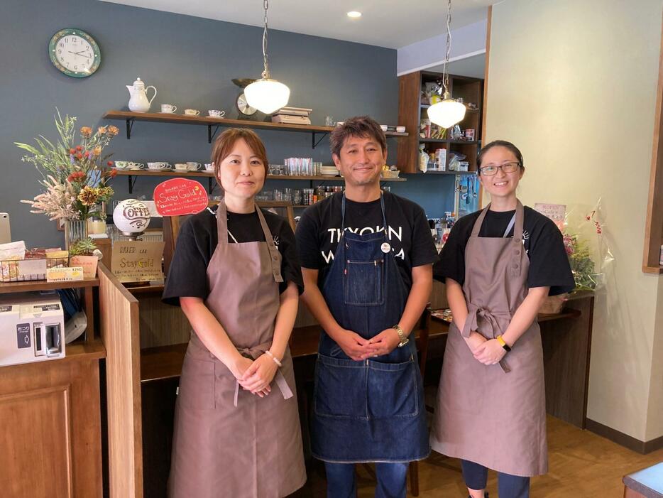 「てぃらCafe」内でスパイスカレーを提供する「穀雨カリー」の鈴木大司さん（中央）とスタッフ＝19日、那覇市首里汀良町