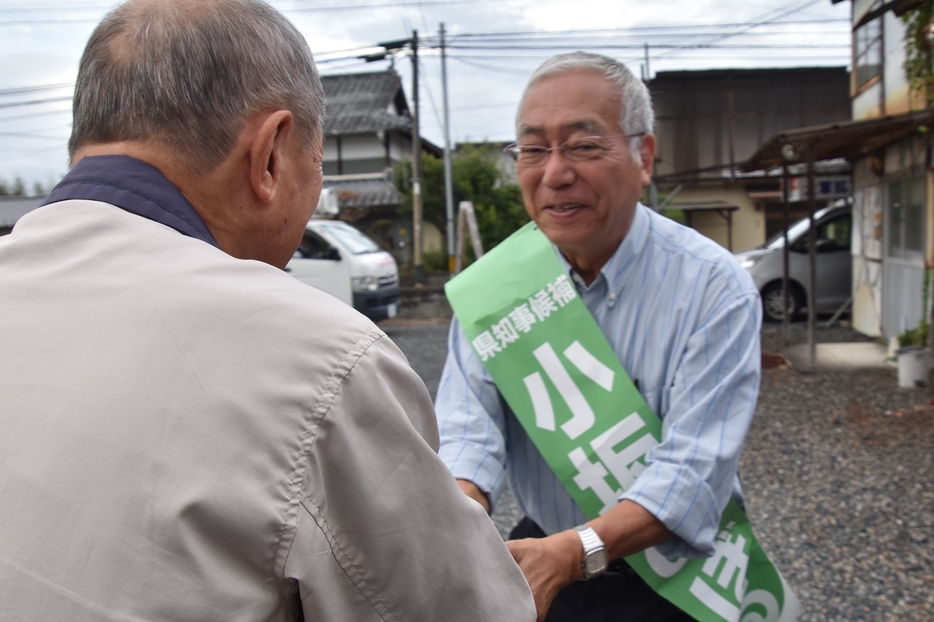 支援者と笑顔で握手を交わす小坂氏＝岡山県津山市内で