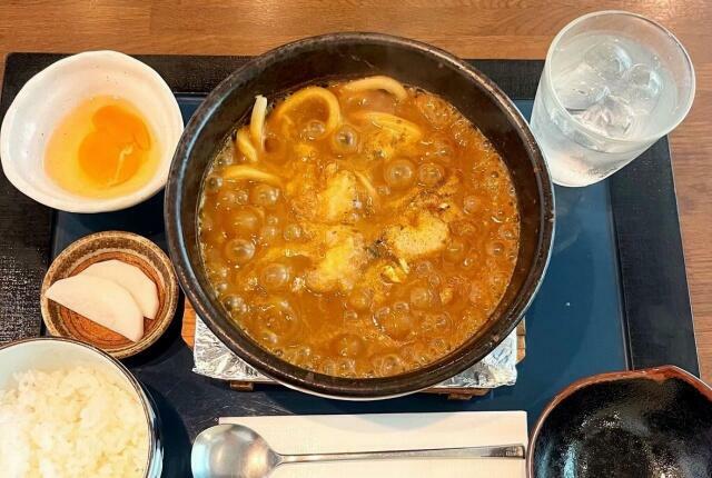 「たからや」1番人気の名物石焼カレーうどん=福井県福井市