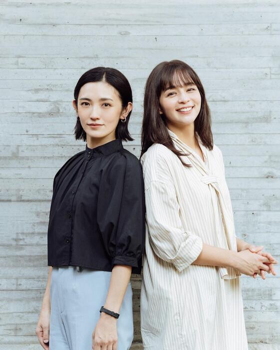 ドラマ「きみの継ぐ香りは」でダブル主演を務める星野真里さん（左）と加藤ローサさん