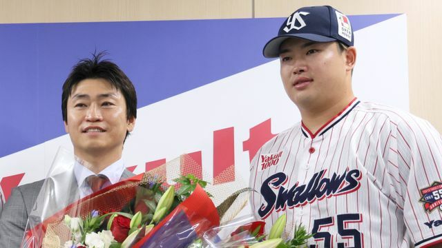 引退会見での青木宣親さんと村上宗隆選手（写真:時事）