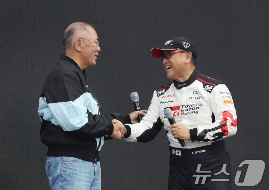 「現代N×TOYOTA GAZOO Racingフェスティバル」に出席し、握手するトヨタ自動車の豊田章男会長と現代自動車グループのチョン・ウィソン会長(c)news1