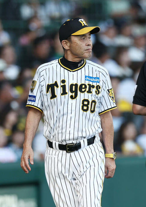 阪神対DeNA 7回表、投手交代を告げる阪神岡田監督（撮影・前田充）